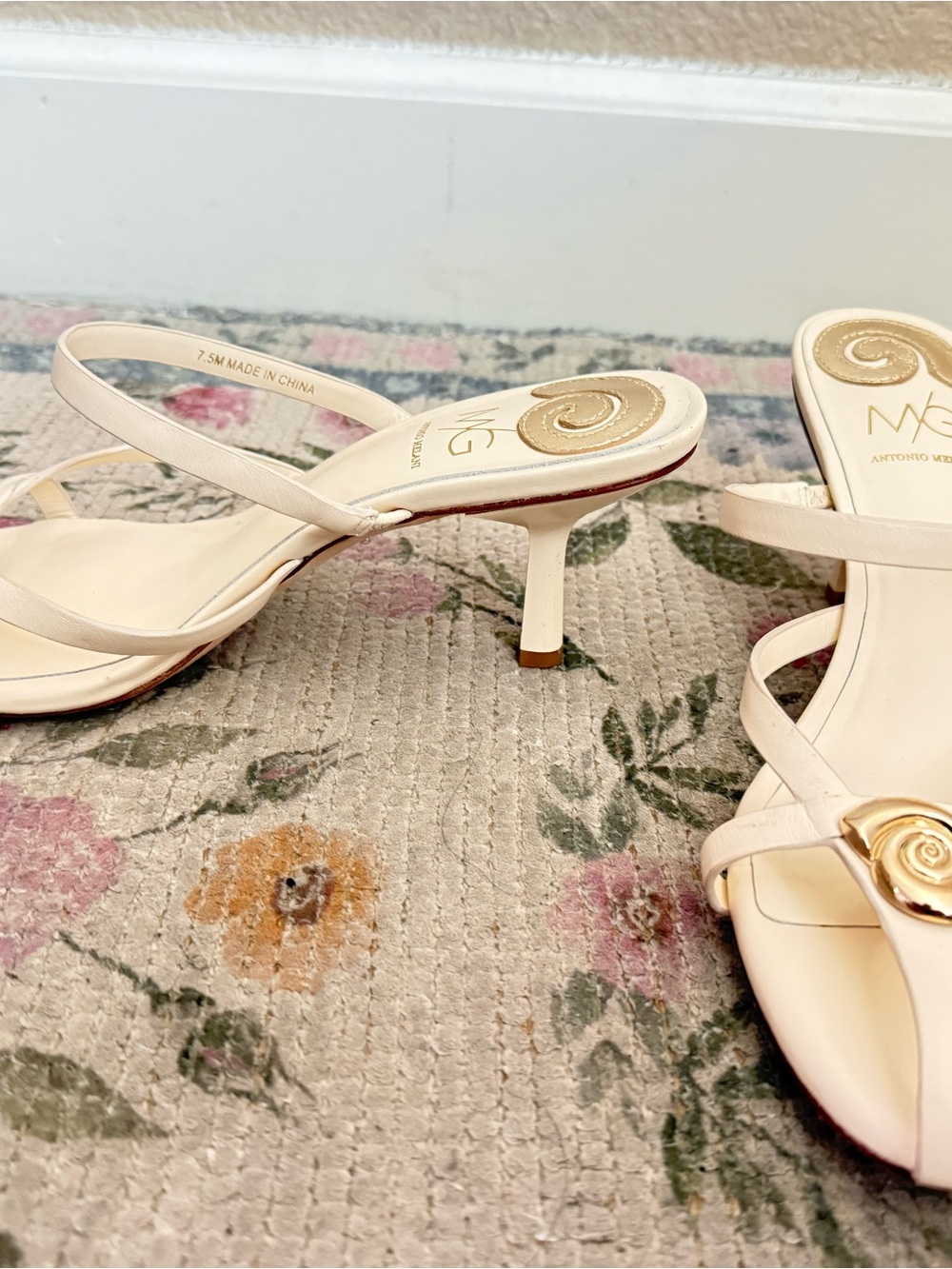 ANTONIO MELANI cream strappy heeled sandals with gold seashell accent - Picture 3 of 4